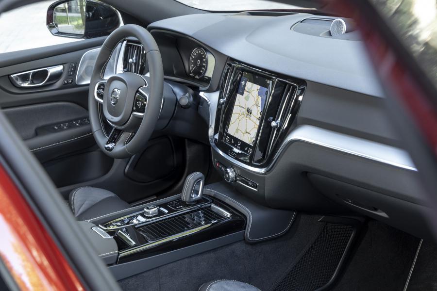 Интерьер Volvo S60 T8 R-Design 2018 года  (WW) (фото 6 из 40)